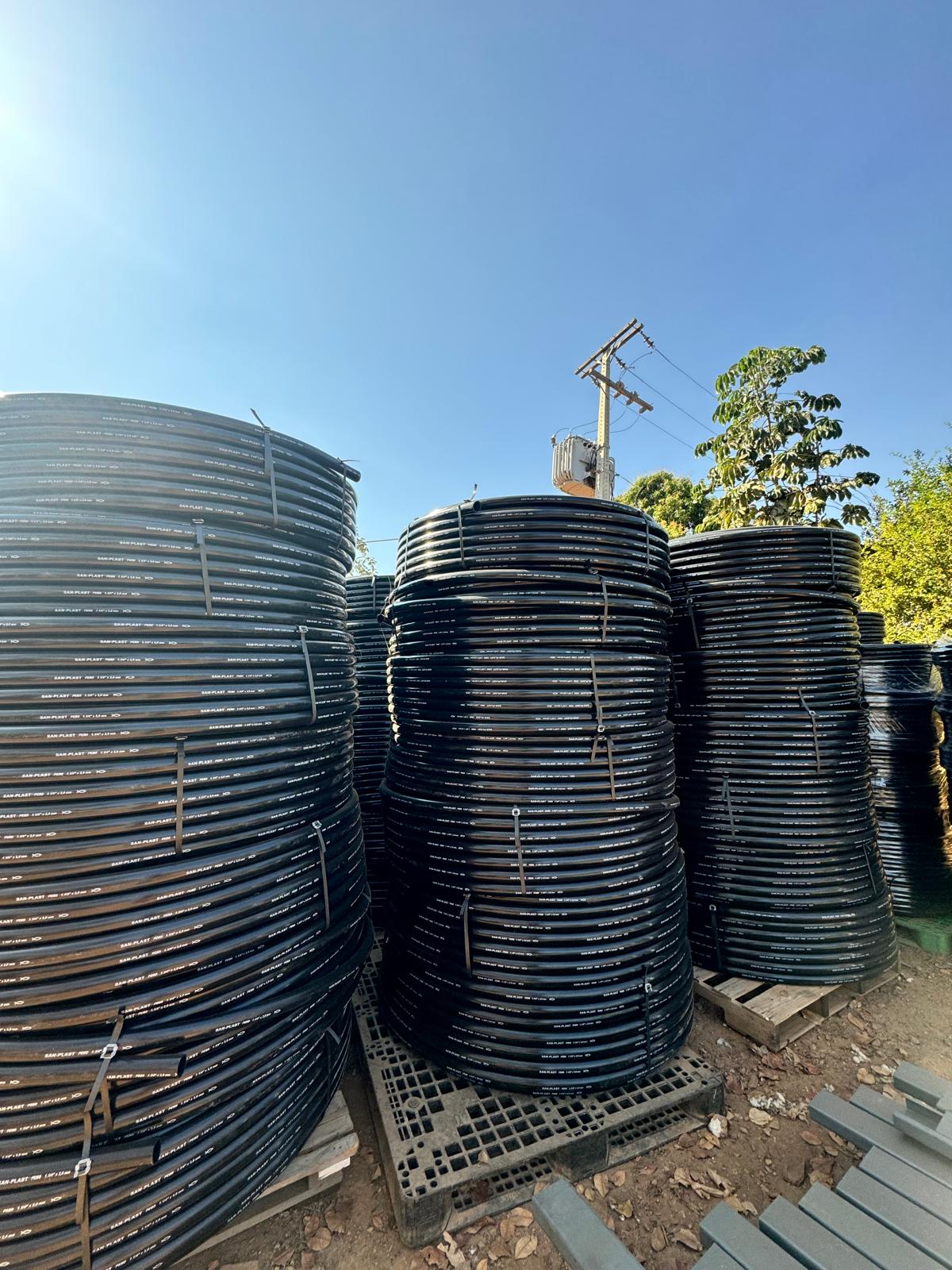 Irrigação com mangueira PEBD em plantação